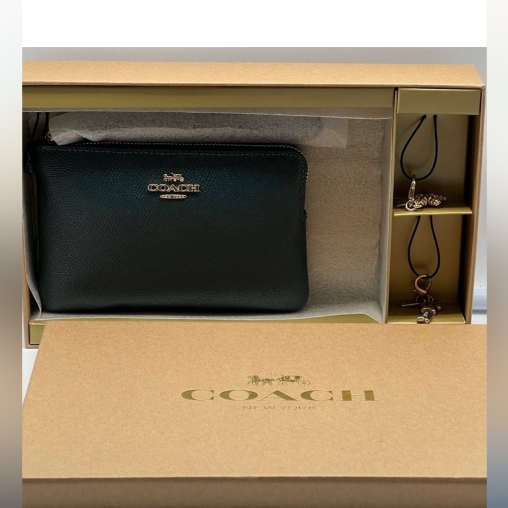Coach Boxed Forrest Green Leather Wristlet Includes 2 Winter Charms